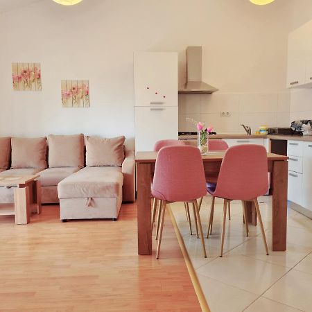 Apartment Nora Near The Beach Pula Exterior foto