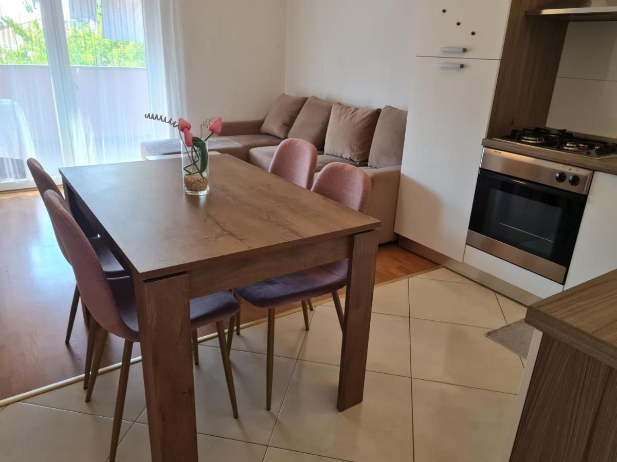 Apartment Nora Near The Beach Pula Exterior foto