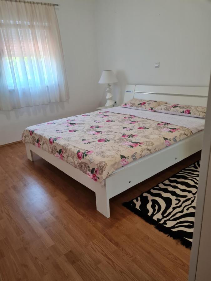 Apartment Nora Near The Beach Pula Exterior foto