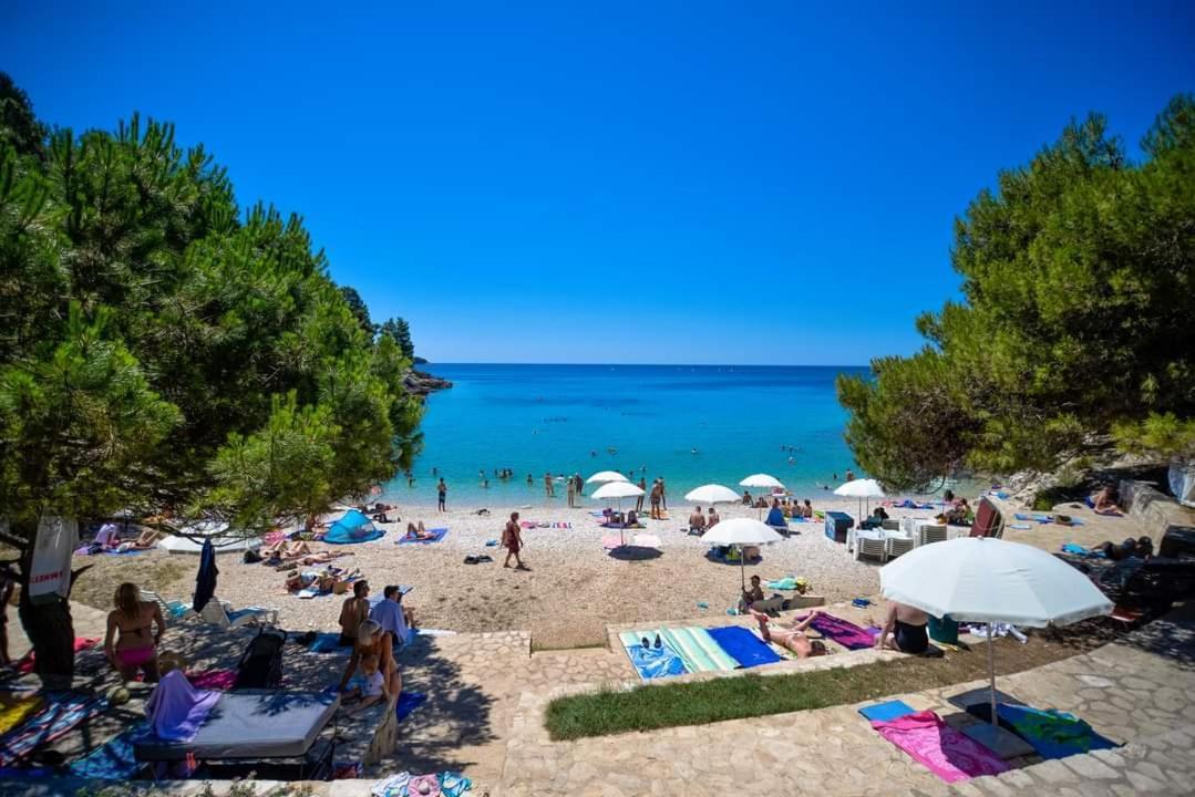 Apartment Nora Near The Beach Pula Exterior foto
